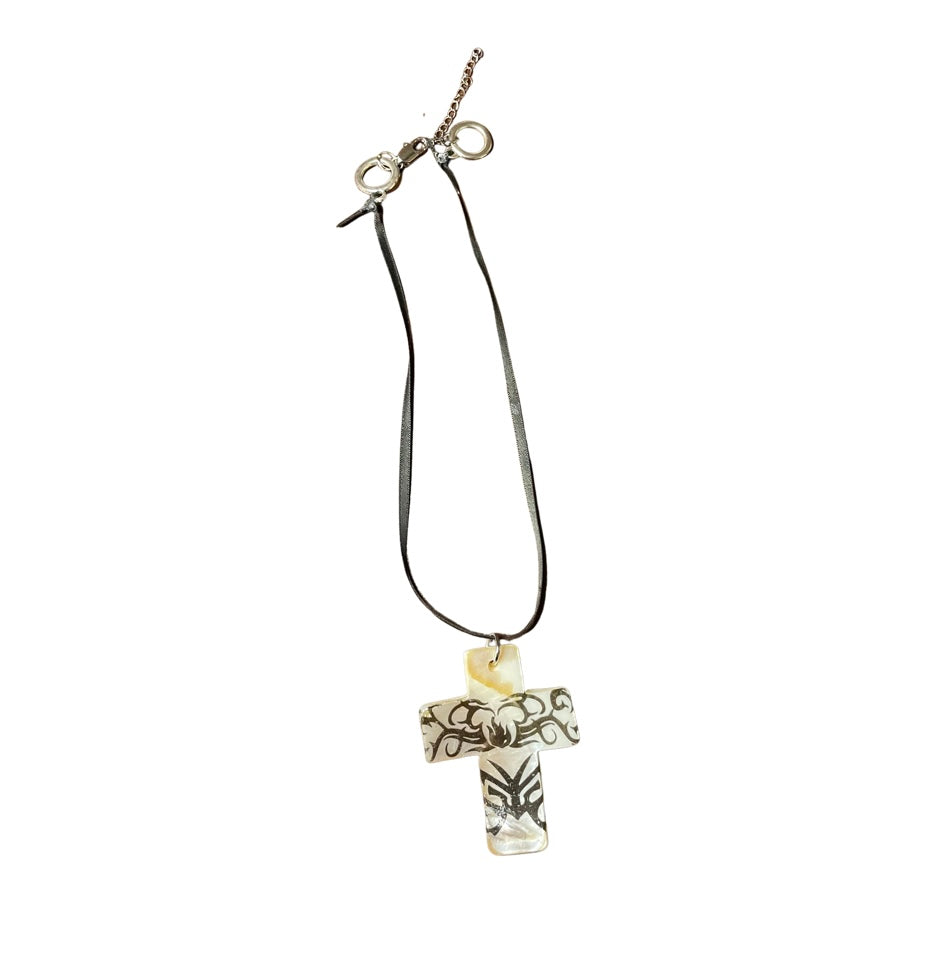 Shell Cross Ribbon Necklace